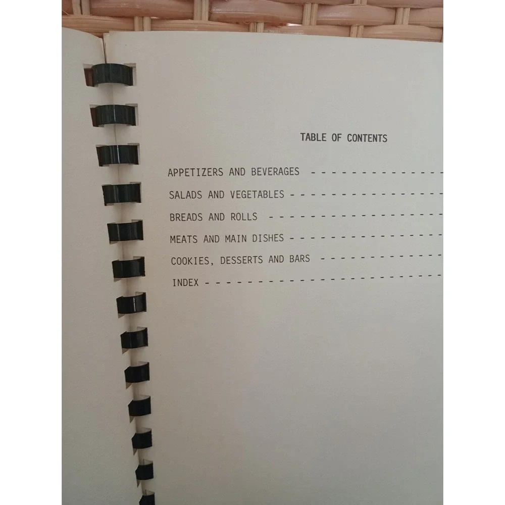 Family‎ Cookbook LaVey Phillips Carol Walter Iowa Falls, Iowa 1985 Country...